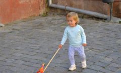 宝宝学走路的方法技巧有哪些(如何引导宝