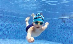 防止孩子游泳溺水的最好方法(小孩学游泳