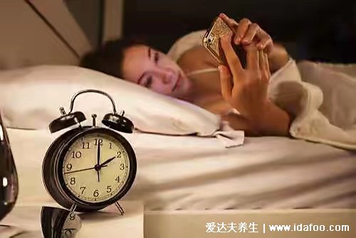  睡觉时把手机放在枕头下面，会影响健康吗？