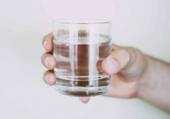 新冠患者因过量饮水导致水中毒是怎么回