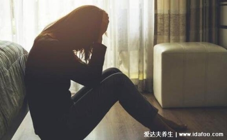 女人艾滋病的三大症状图片，对比艾滋病初期小红点照片自查