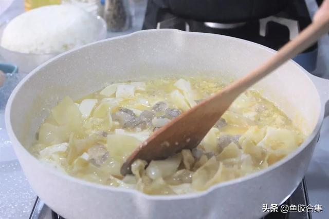 「鱼胶新煮意」咸鸭蛋鲜虾鱼胶炖豆腐