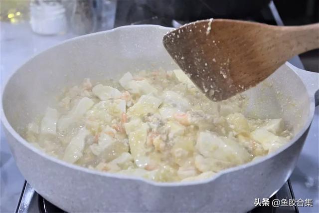 「鱼胶新煮意」咸鸭蛋鲜虾鱼胶炖豆腐