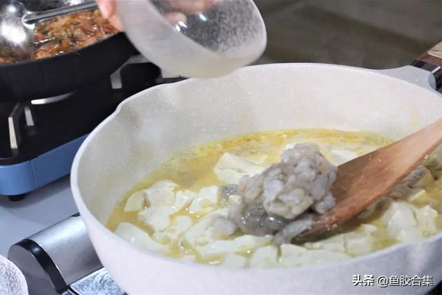 「鱼胶新煮意」咸鸭蛋鲜虾鱼胶炖豆腐