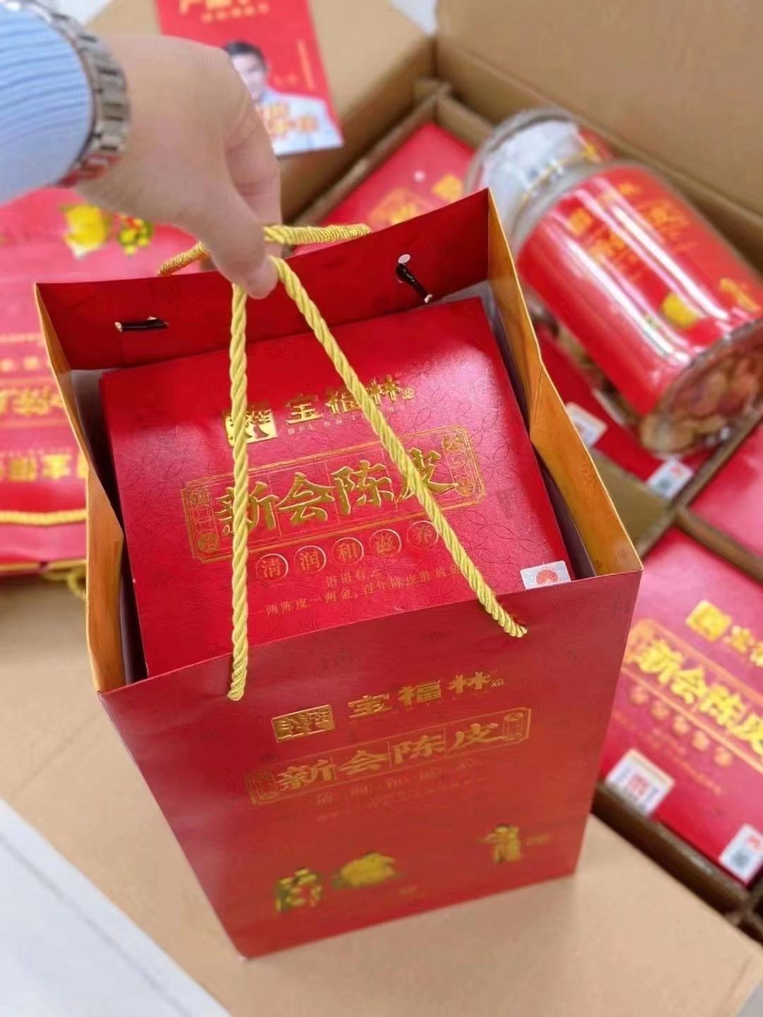 宝福林陈皮250克 十年一盒，十五年 陈皮五大核心价值：1.茶饮价值（可百搭泡茶饮）2.食用价值（可炖汤入百膳）3.健康价值（润肺健胃排毒）4.药用价值（药引子入百药）5.收藏价值（越陈越香升值） 产品图