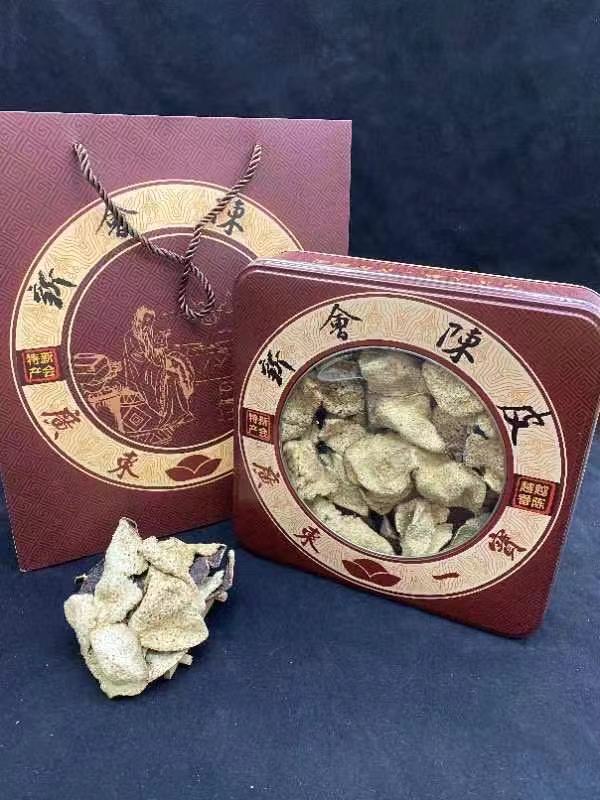 【正宗新会茶坑陈皮】250克一盒新会陈皮，正宗新会茶坑皮，自然生晒，8年珍藏，纹理清晰，油室明显，皮薄轻身，陈香甘醇！具有理气和中，燥湿化痰，开胃健脾，抗炎消脂等功效作用！常饮能排毒养颜，益寿延年！ 产品图