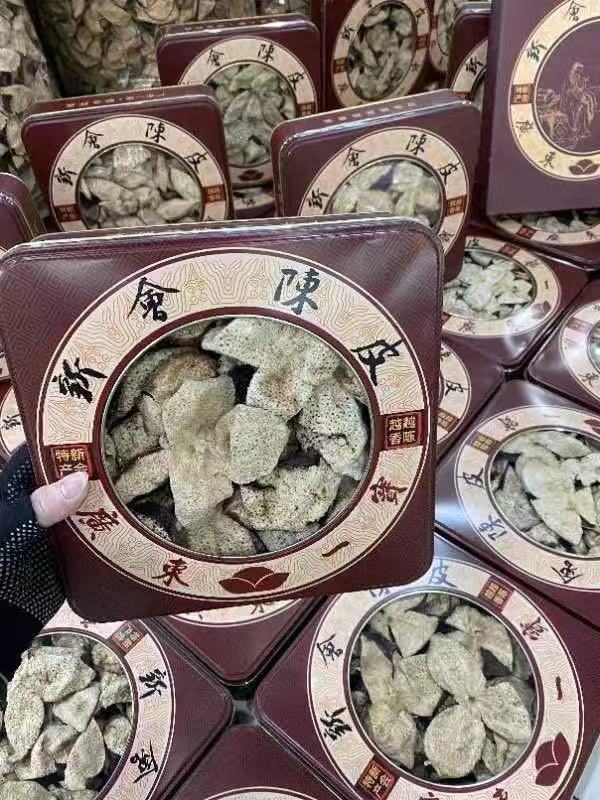 【正宗新会茶坑陈皮】250克一盒新会陈皮，正宗新会茶坑皮，自然生晒，8年珍藏，纹理清晰，油室明显，皮薄轻身，陈香甘醇！具有理气和中，燥湿化痰，开胃健脾，抗炎消脂等功效作用！常饮能排毒养颜，益寿延年！ 产品图