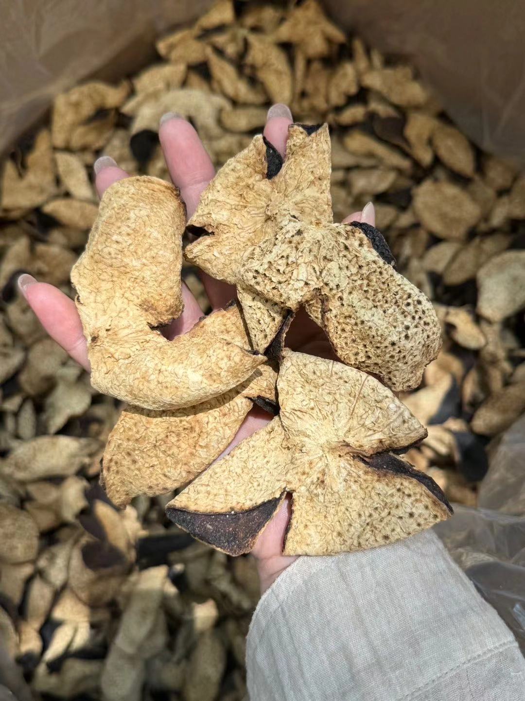 新会老陈皮💰80/斤  新会陈皮被称为“和药之首”，有“同补药则补，同泻药则泻,同升药则升,同降药则降，遇味则调味道，同茶则助茶性”的说法，几乎可以说是万能搭配了。 产品图