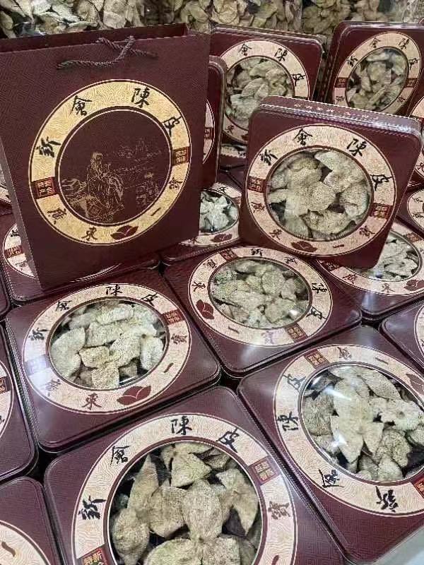 【正宗新会茶坑陈皮】250克一盒新会陈皮，正宗新会茶坑皮，自然生晒，8年珍藏，纹理清晰，油室明显，皮薄轻身，陈香甘醇！具有理气和中，燥湿化痰，开胃健脾，抗炎消脂等功效作用！常饮能排毒养颜，益寿延年！ 产品图