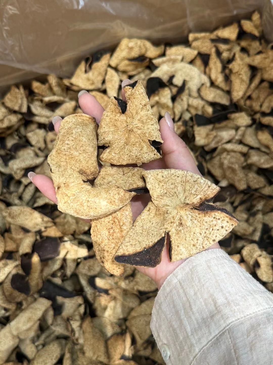 新会老陈皮💰80/斤  新会陈皮被称为“和药之首”，有“同补药则补，同泻药则泻,同升药则升,同降药则降，遇味则调味道，同茶则助茶性”的说法，几乎可以说是万能搭配了。 产品图