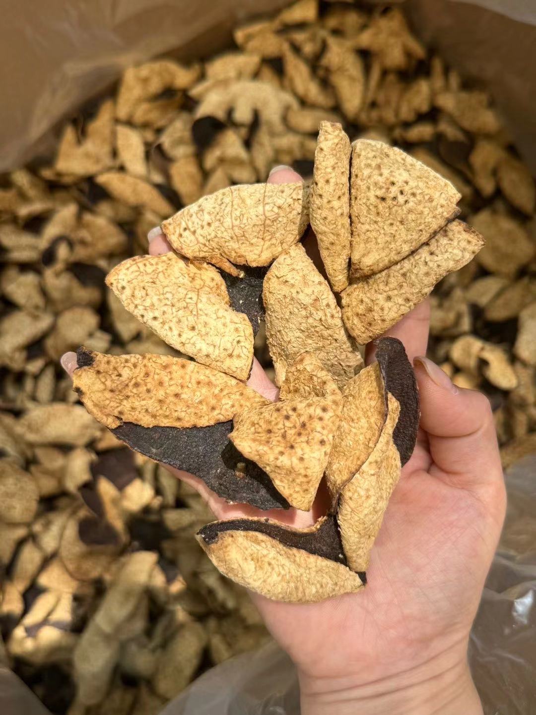 新会老陈皮💰80/斤  新会陈皮被称为“和药之首”，有“同补药则补，同泻药则泻,同升药则升,同降药则降，遇味则调味道，同茶则助茶性”的说法，几乎可以说是万能搭配了。 产品图
