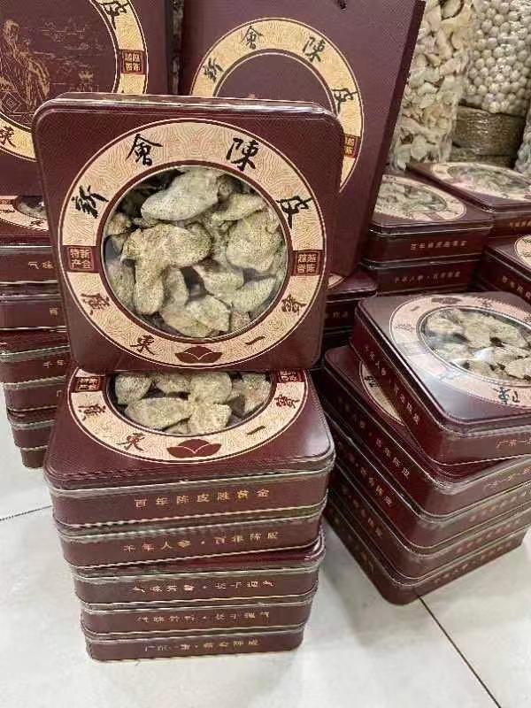 【正宗新会茶坑陈皮】250克一盒新会陈皮，正宗新会茶坑皮，自然生晒，8年珍藏，纹理清晰，油室明显，皮薄轻身，陈香甘醇！具有理气和中，燥湿化痰，开胃健脾，抗炎消脂等功效作用！常饮能排毒养颜，益寿延年！ 产品图