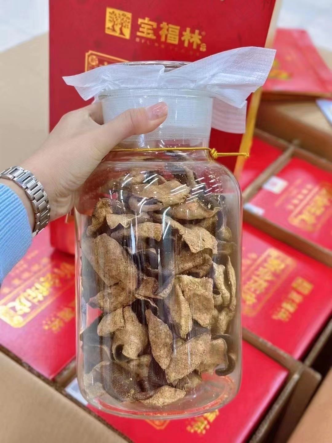 宝福林陈皮250克 十年一盒，十五年 陈皮五大核心价值：1.茶饮价值（可百搭泡茶饮）2.食用价值（可炖汤入百膳）3.健康价值（润肺健胃排毒）4.药用价值（药引子入百药）5.收藏价值（越陈越香升值） 产品图