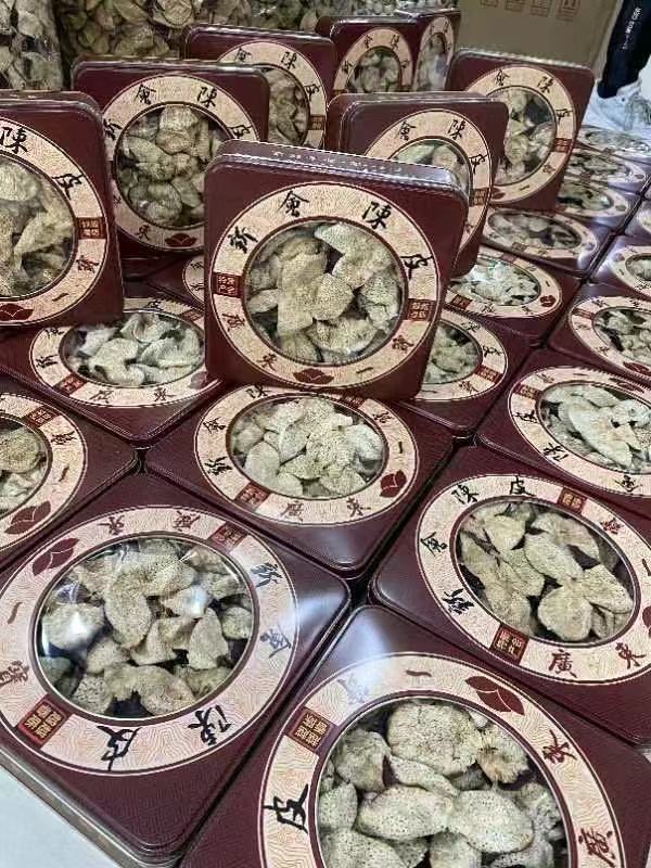 【正宗新会茶坑陈皮】250克一盒新会陈皮，正宗新会茶坑皮，自然生晒，8年珍藏，纹理清晰，油室明显，皮薄轻身，陈香甘醇！具有理气和中，燥湿化痰，开胃健脾，抗炎消脂等功效作用！常饮能排毒养颜，益寿延年！ 产品图