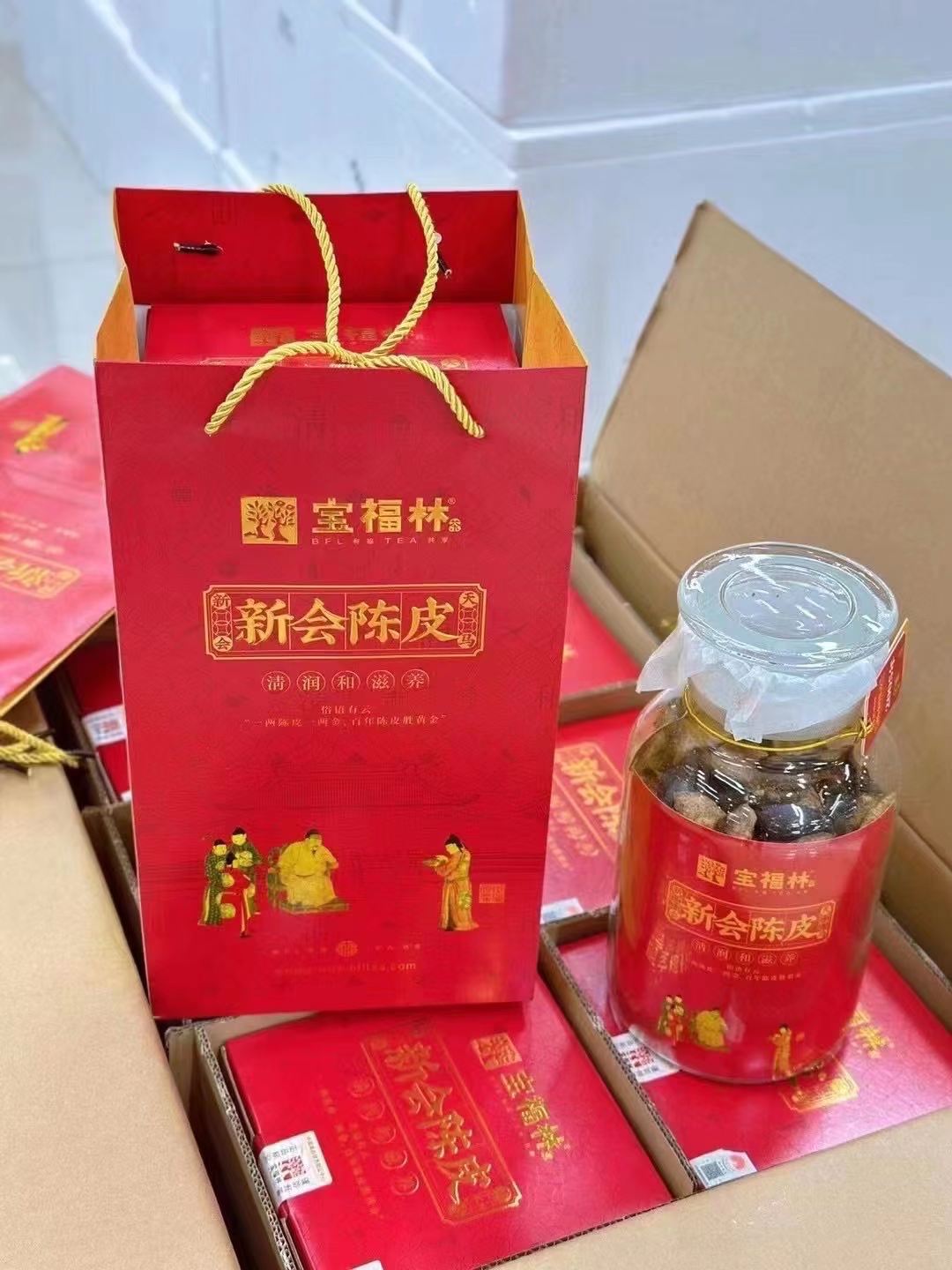 宝福林陈皮250克 十年一盒，十五年 陈皮五大核心价值：1.茶饮价值（可百搭泡茶饮）2.食用价值（可炖汤入百膳）3.健康价值（润肺健胃排毒）4.药用价值（药引子入百药）5.收藏价值（越陈越香升值） 产品图
