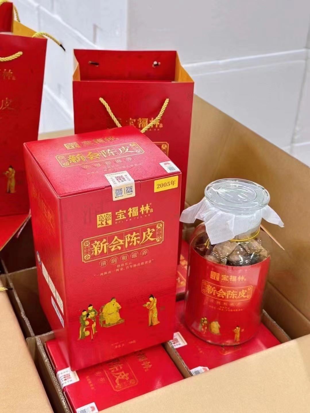 宝福林陈皮250克 十年一盒，十五年 陈皮五大核心价值：1.茶饮价值（可百搭泡茶饮）2.食用价值（可炖汤入百膳）3.健康价值（润肺健胃排毒）4.药用价值（药引子入百药）5.收藏价值（越陈越香升值） 产品图