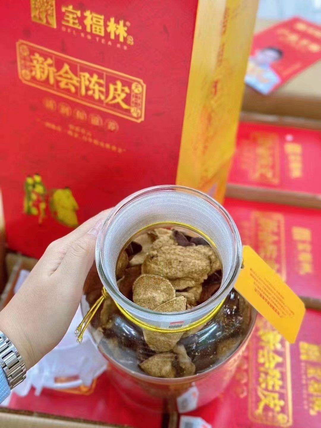 宝福林陈皮250克 十年一盒，十五年 陈皮五大核心价值：1.茶饮价值（可百搭泡茶饮）2.食用价值（可炖汤入百膳）3.健康价值（润肺健胃排毒）4.药用价值（药引子入百药）5.收藏价值（越陈越香升值） 产品图