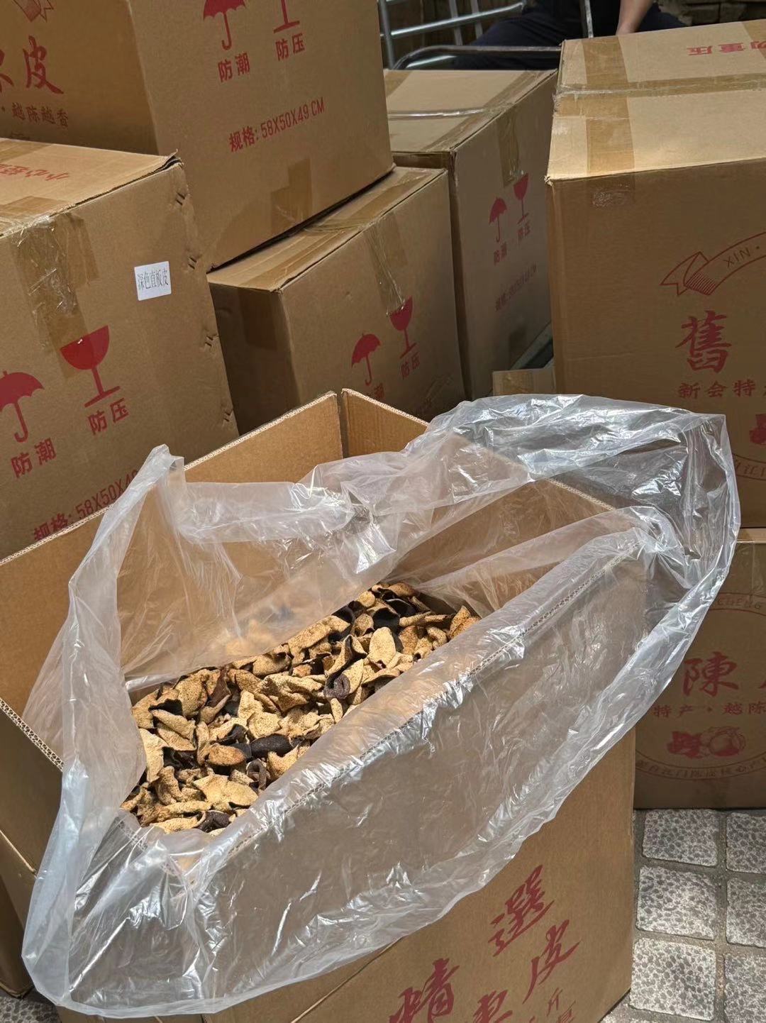新会老陈皮💰80/斤  新会陈皮被称为“和药之首”，有“同补药则补，同泻药则泻,同升药则升,同降药则降，遇味则调味道，同茶则助茶性”的说法，几乎可以说是万能搭配了。 产品图